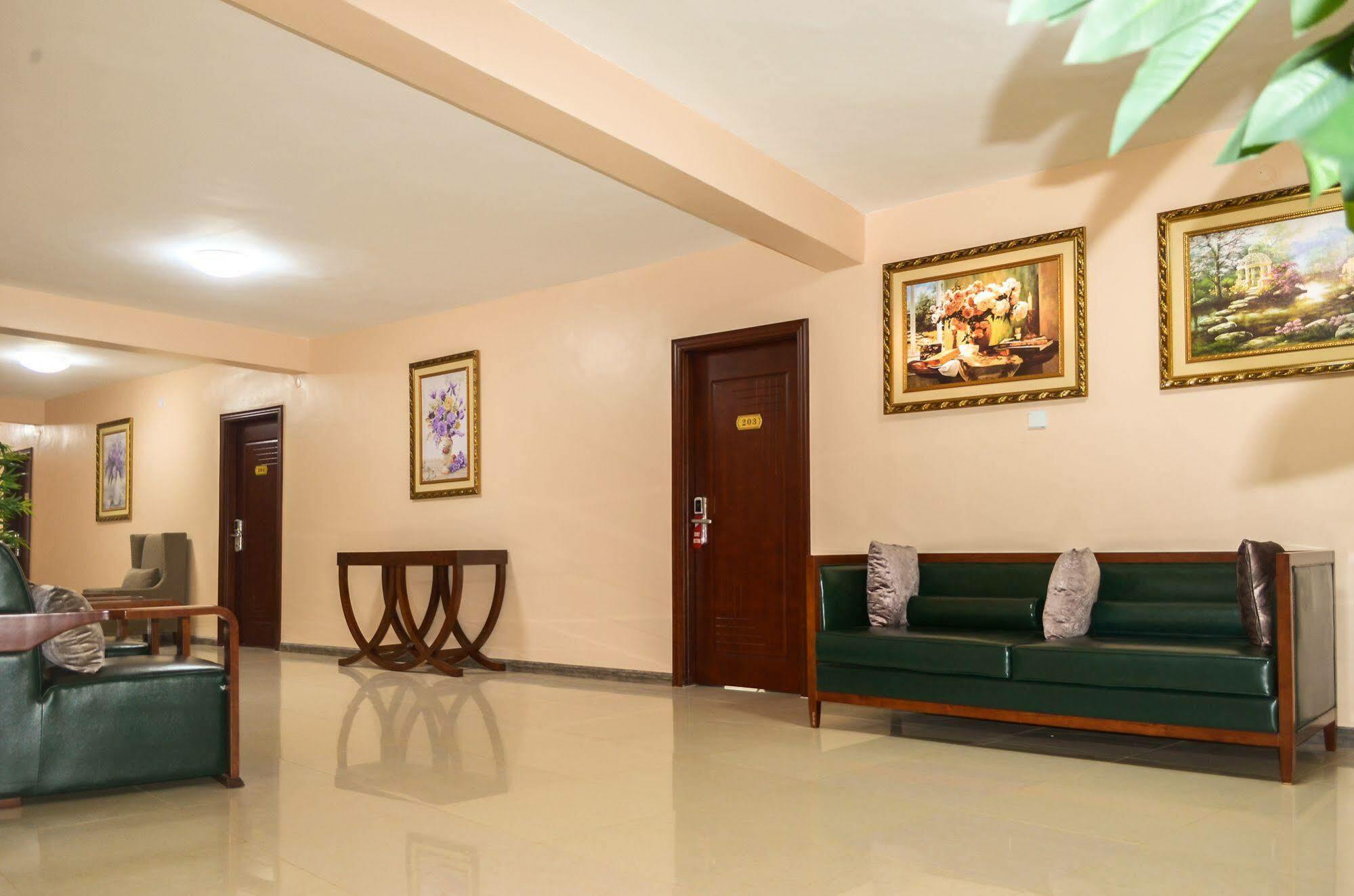 Hillside Plaza Hotel Kampala Bagian luar foto