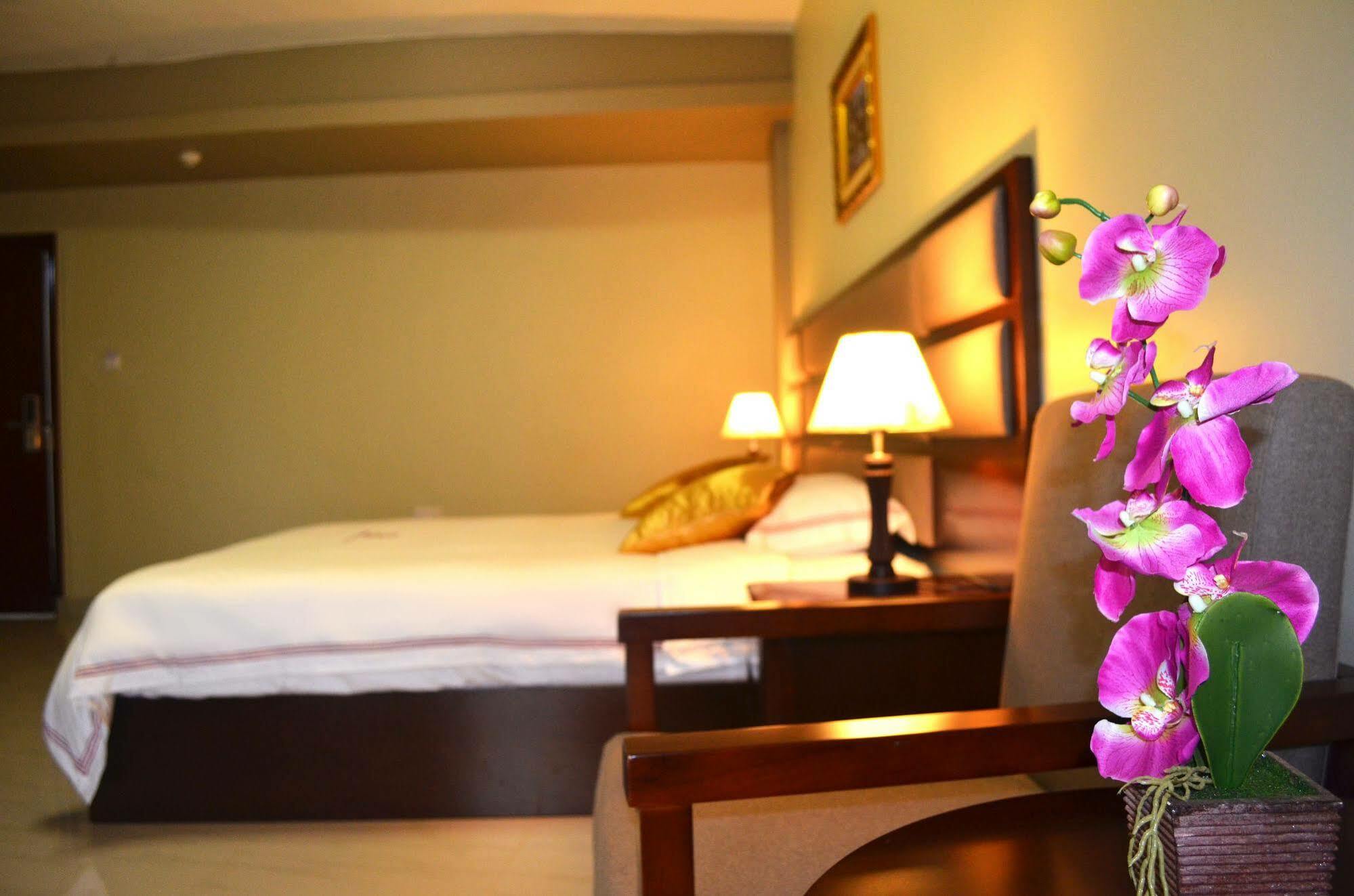Hillside Plaza Hotel Kampala Bagian luar foto
