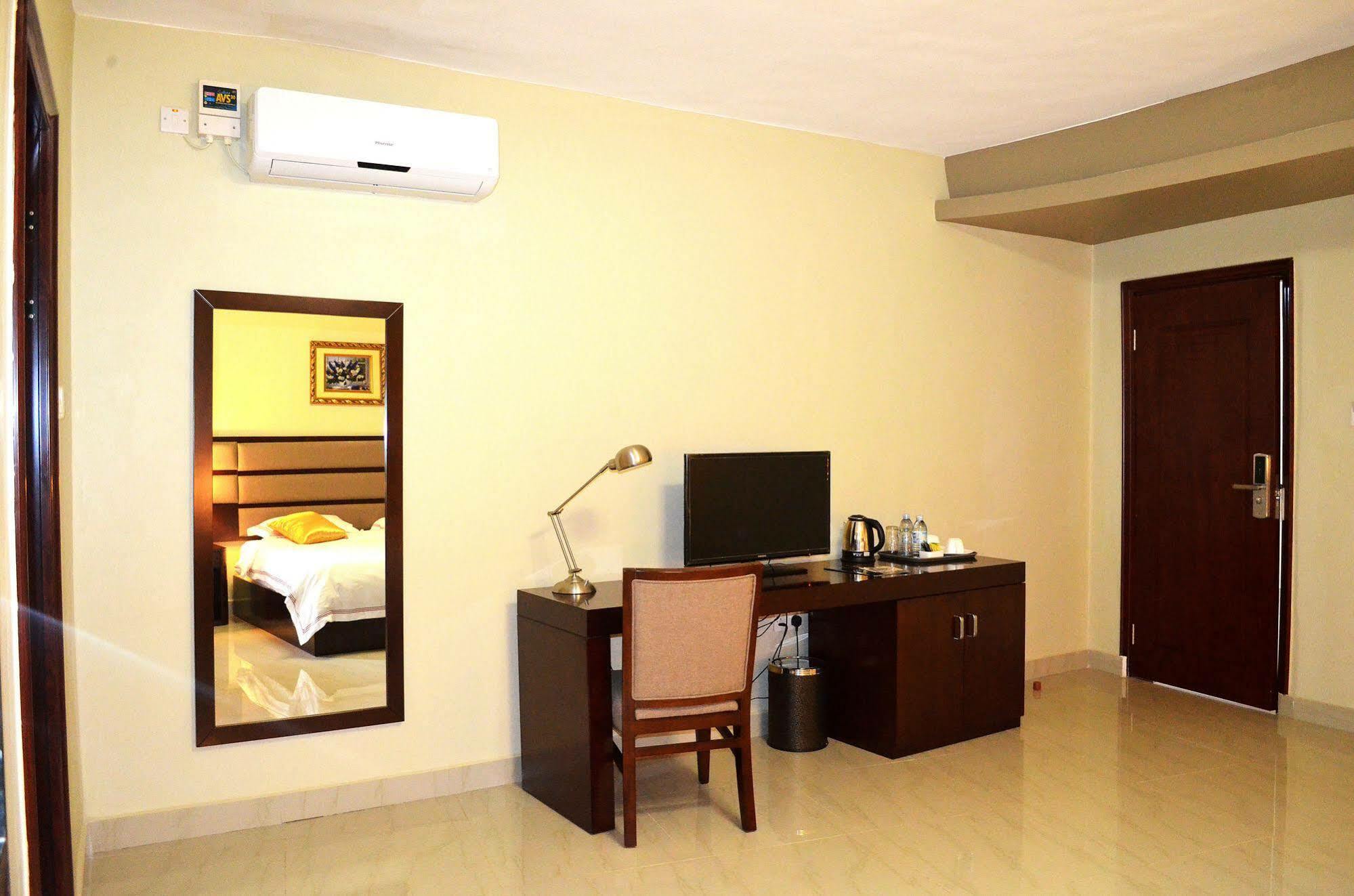 Hillside Plaza Hotel Kampala Bagian luar foto