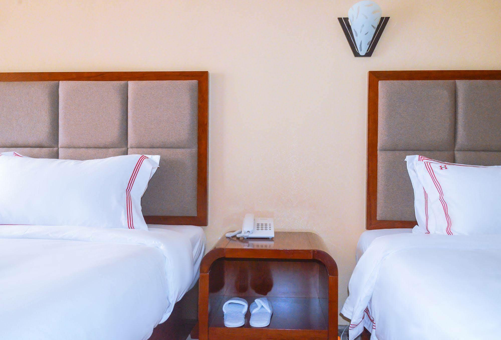 Hillside Plaza Hotel Kampala Bagian luar foto